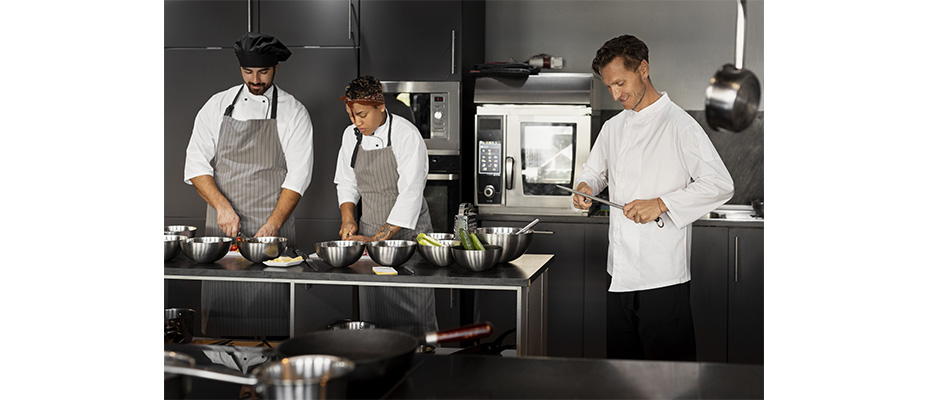 Ristorazione professionale, le attrezzature non sono semplici strumenti di lavoro, ma veri alleati che determinano qualità, velocità e coerenza nei risultati.